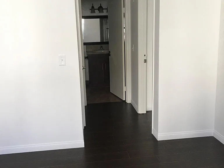 Catalina Apartments — Photo 53
