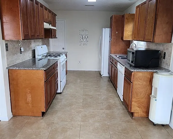 16807 Sussex Dr — Photo 10
