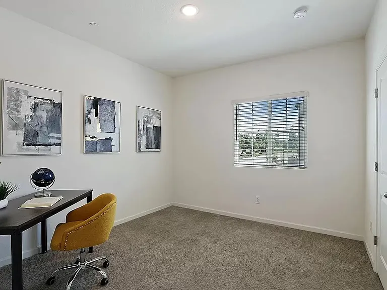 Guest bed/office/gaming room