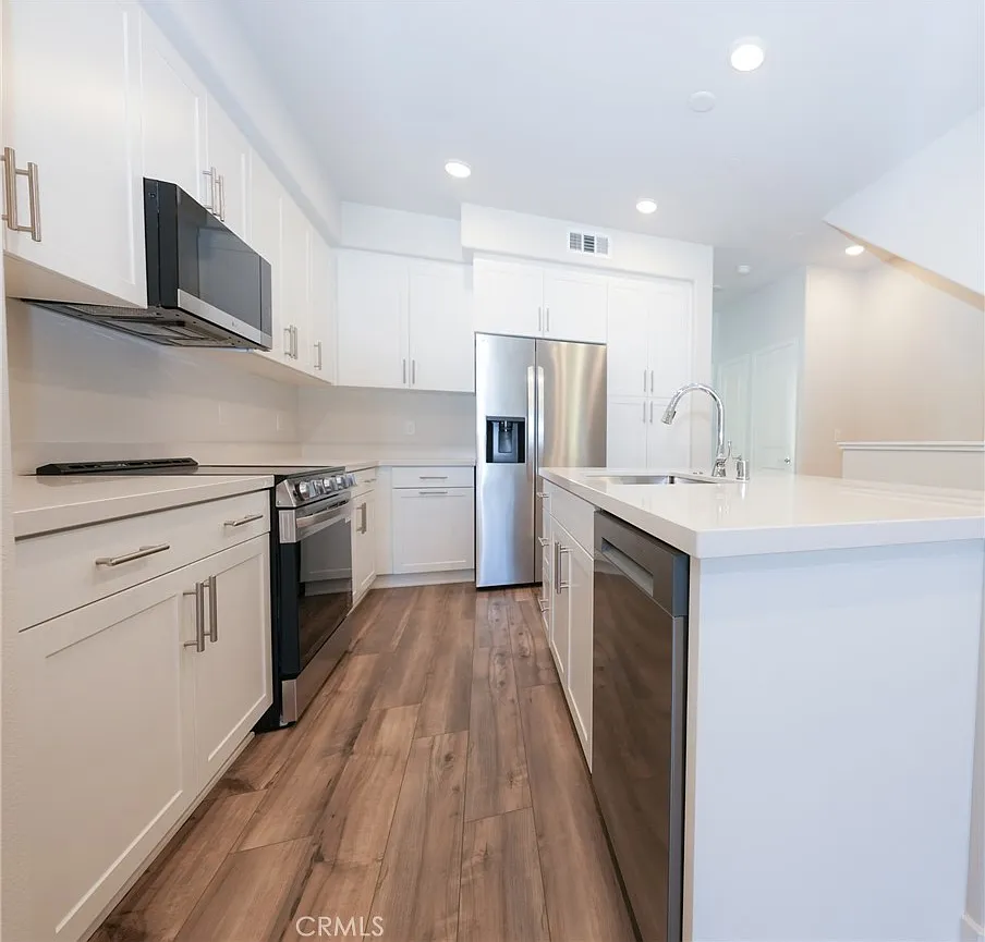 4 bed, 4.0 bath, 1672 sqft, $3,550 — Photo 2