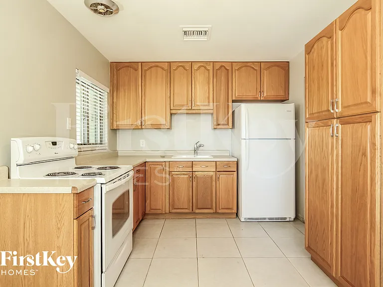 2311 W Maryland Ave — Photo 5