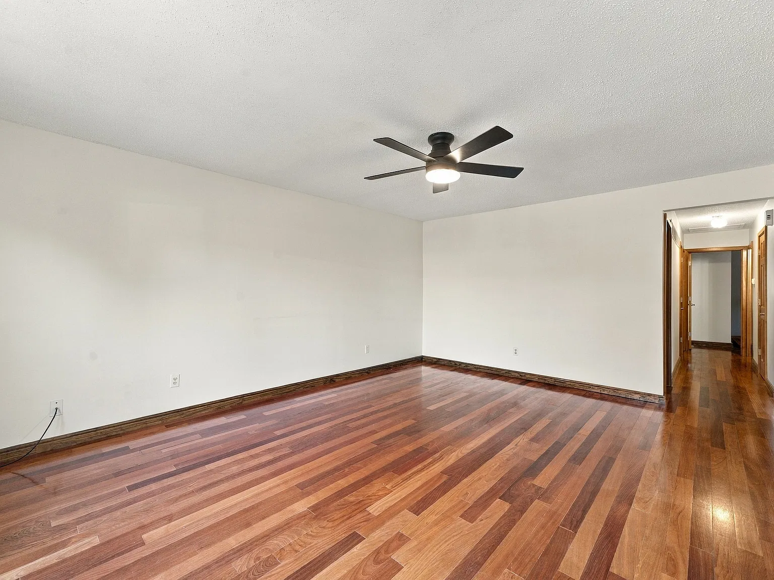 3 bed, 1.5 bath, 1173 sqft, $2,000 — Photo 3