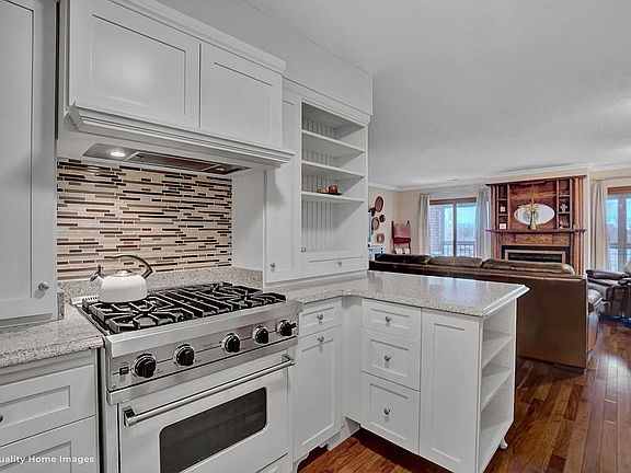 Kitchen and peninsula