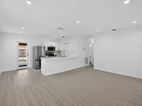 5th image of 631 N 70th Avenue