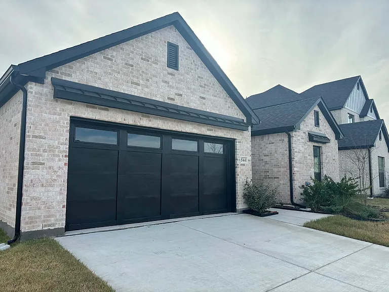 544 Oak Creek Dr — Photo 2