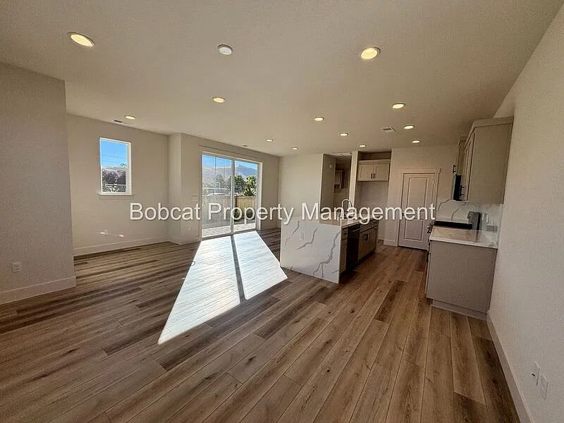 3 bed, 2.5 bath, 1849 sqft, $3,103 — Photo 3