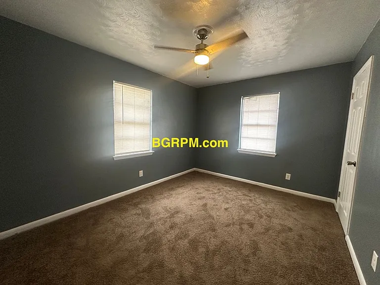 904 Brewer St — Photo 8