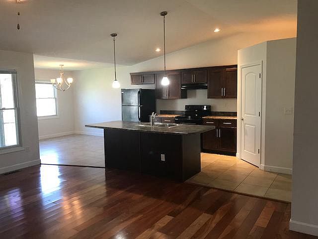 2nd image of 1409 School House Ln