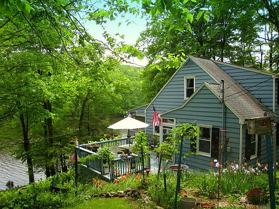 Kitchen garden and deck with lakeview