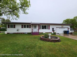 498 10th St E, Dickinson, ND 58601