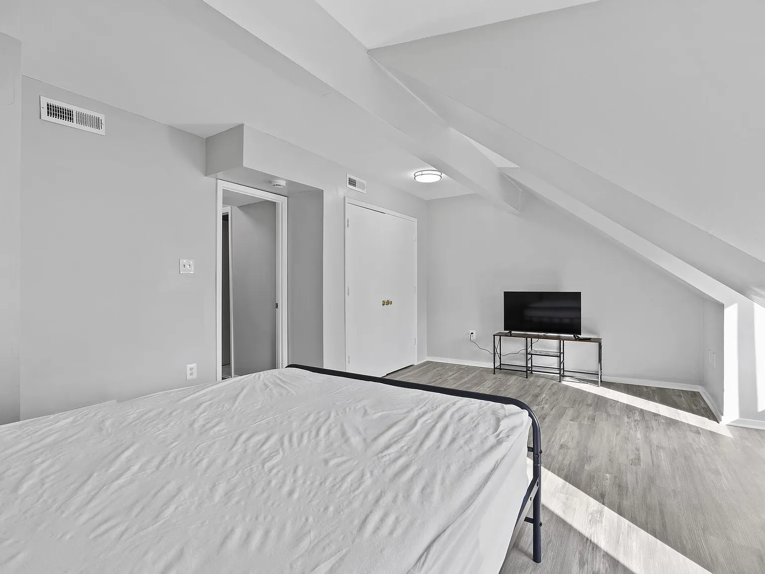 4 bed, 3.0 bath, 1188 sqft, $1,230 — Photo 2