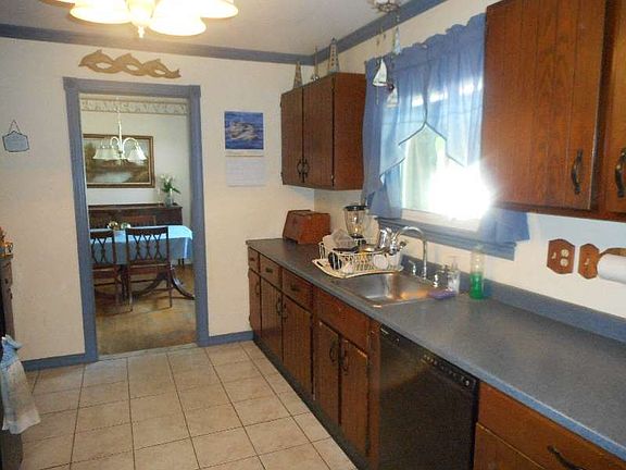 3rd image of 4 Daphne Dr