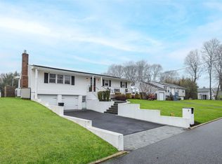 7 Beverly Ln, East Moriches, NY 11940