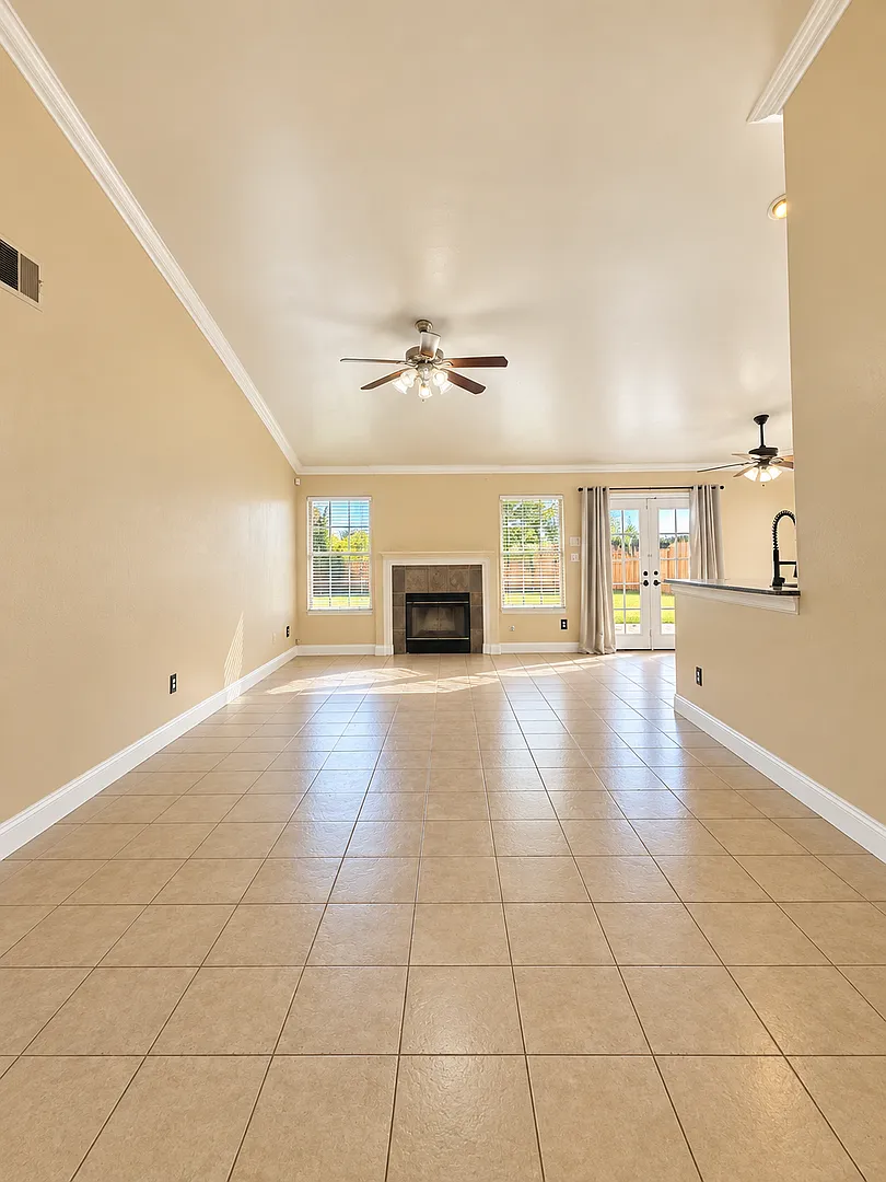 Spacious Northwest Bakersfield Home — Photo 2