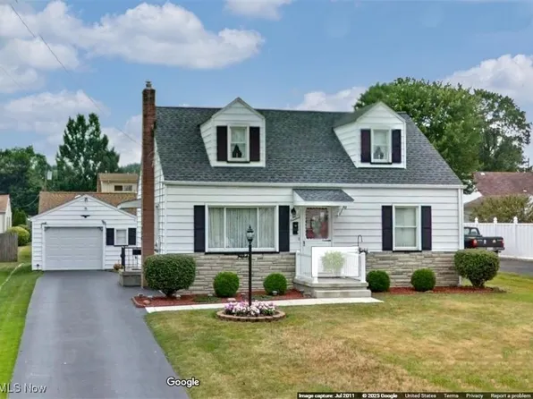 200 Helena Dr, Struthers, OH 44471