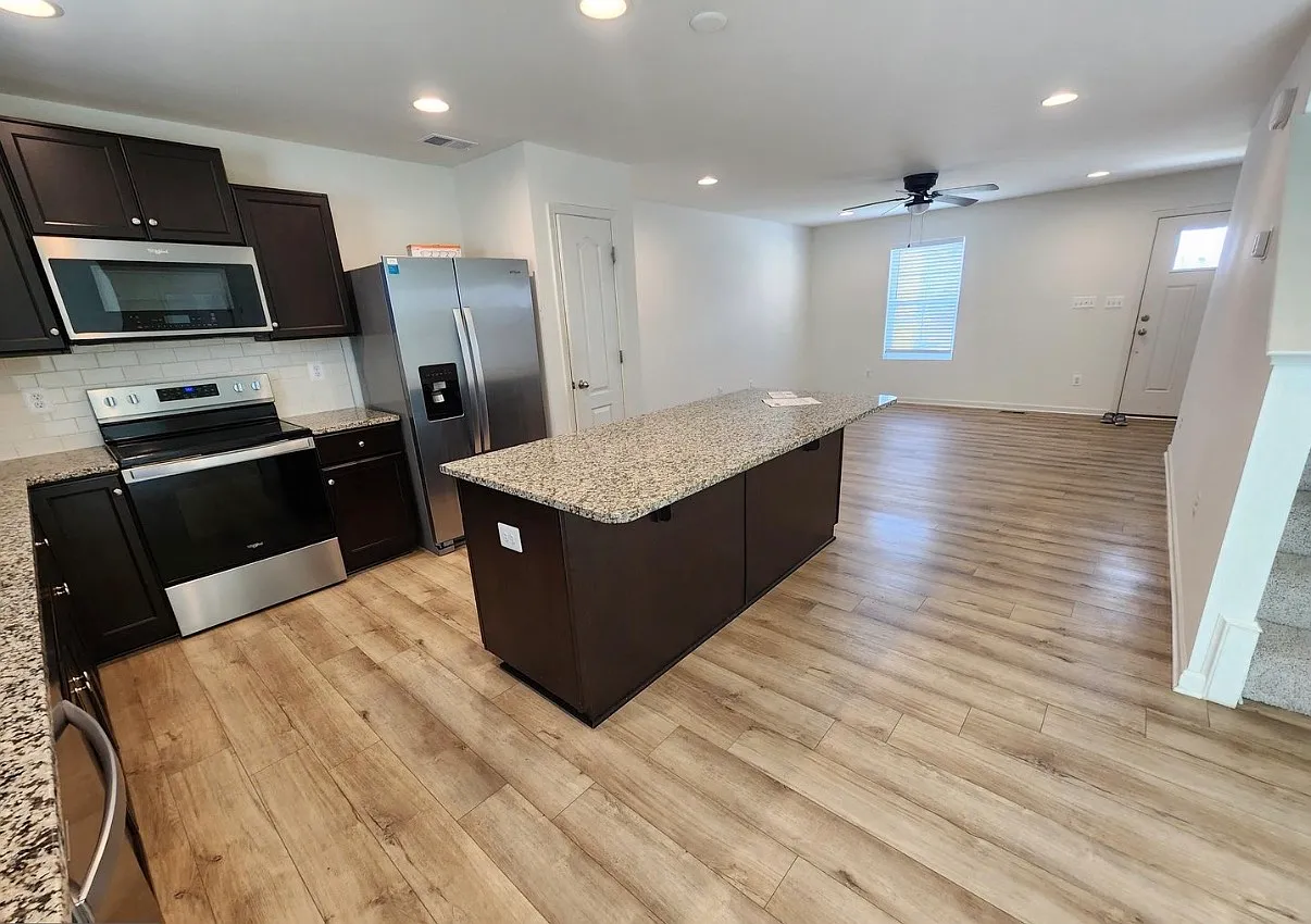 4 bed, 2.5 bath, 2300 sqft, $2,200 — Photo 3