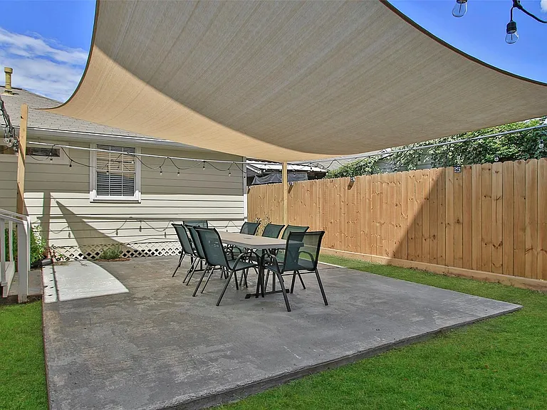 1518 Sabine St — Photo 39
