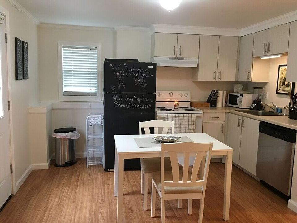 Another view of the kitchen. Fridge has been replaced with a new one a few months ago.