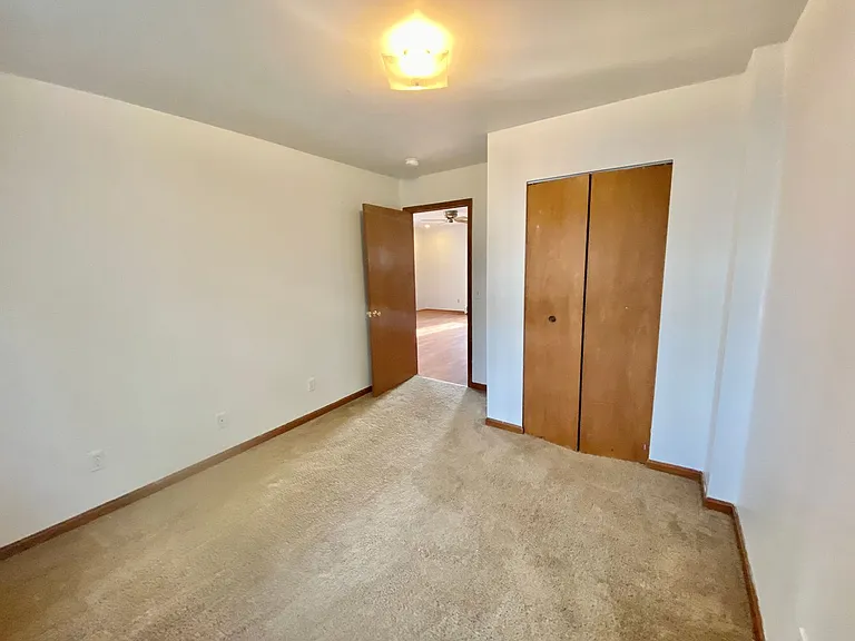 512 W Cross St — Photo 17