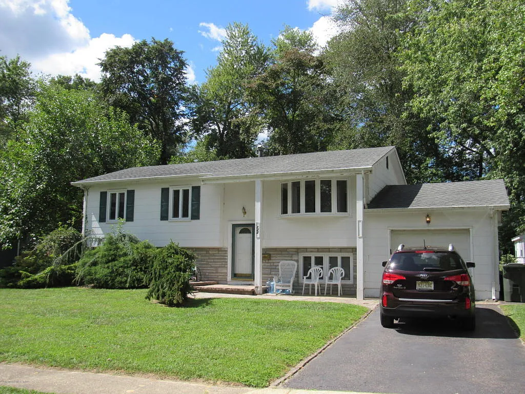 122 Susan Dr photo 1