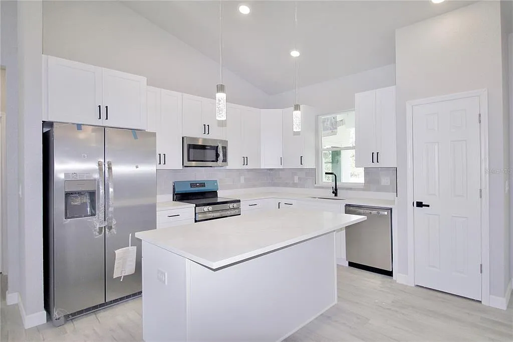 3 bed, 3.0 bath, 1723 sqft, $2,450 — Photo 2