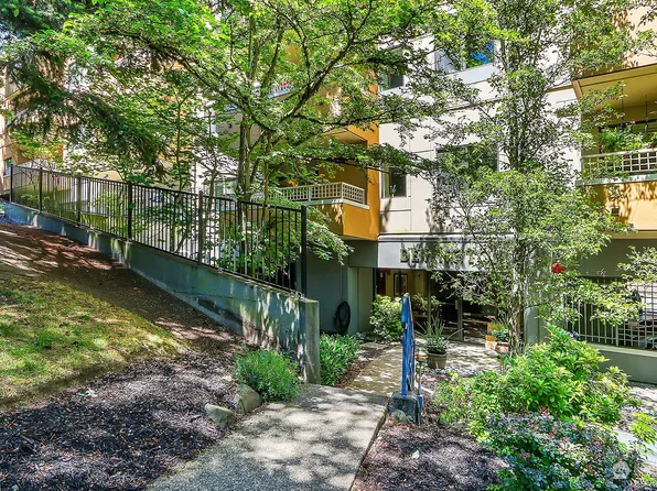 7600 SE 29th Street #208, Mercer Island, WA 98040