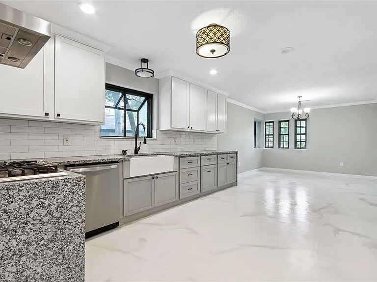 570 Roanoke Dr — Photo 9