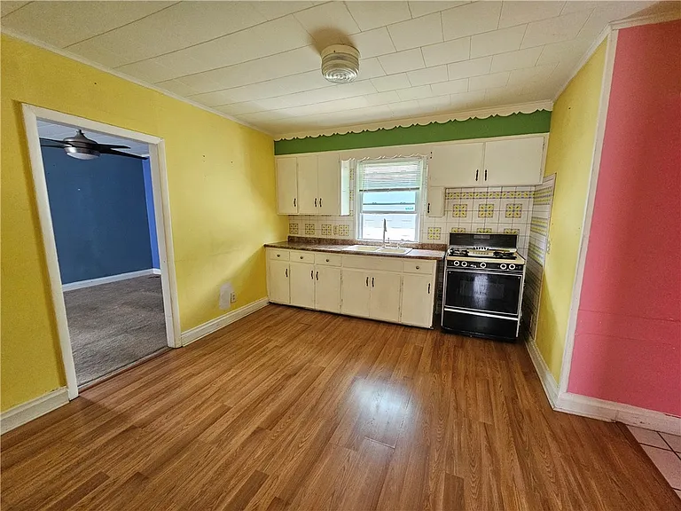 254 Anderson Ave — Photo 2