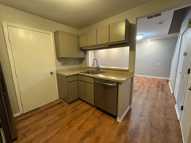 407 Trenton Ct — Photo 6