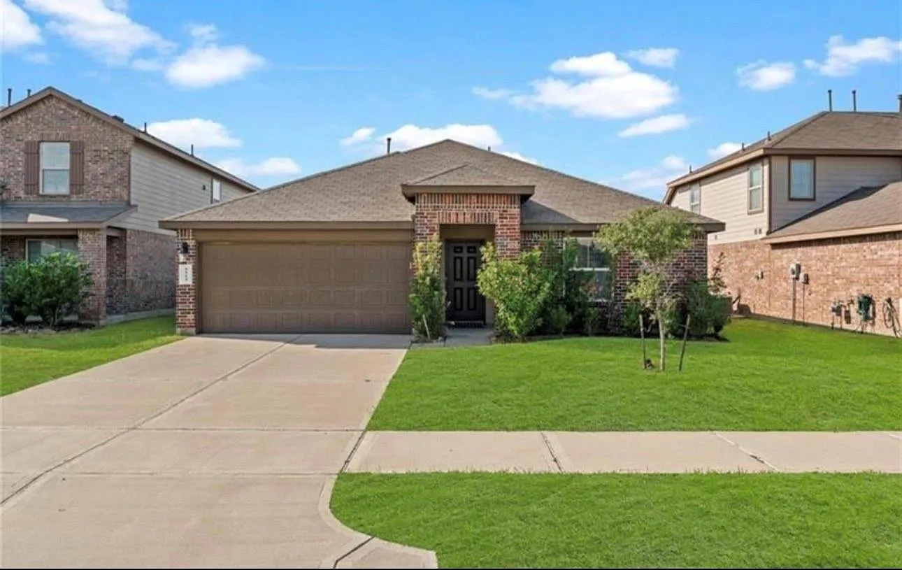 3 bed, 2.0 bath, 1751 sqft, $2,000 — Photo 1