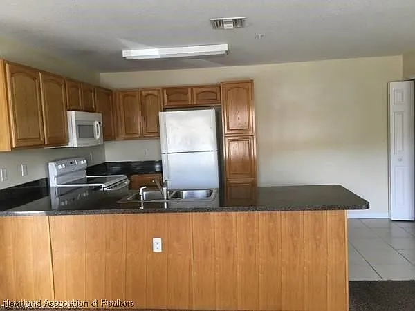 2 bed, 4.0 bath, 900 sqft, $1,050 — Photo 2