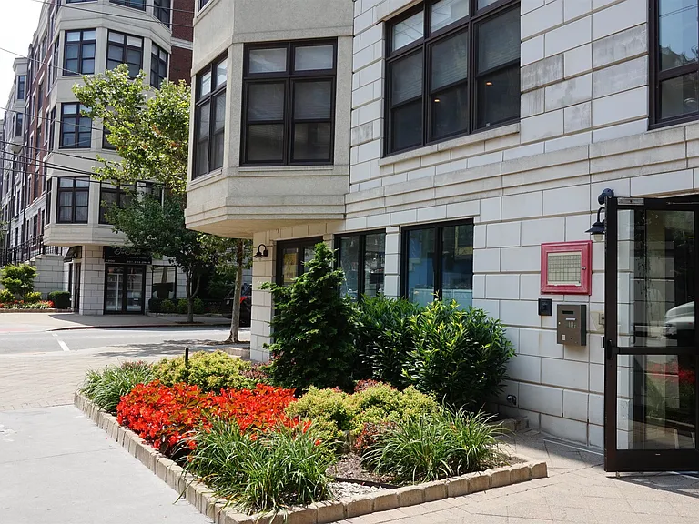 1300 Grand St #418 — Photo 19