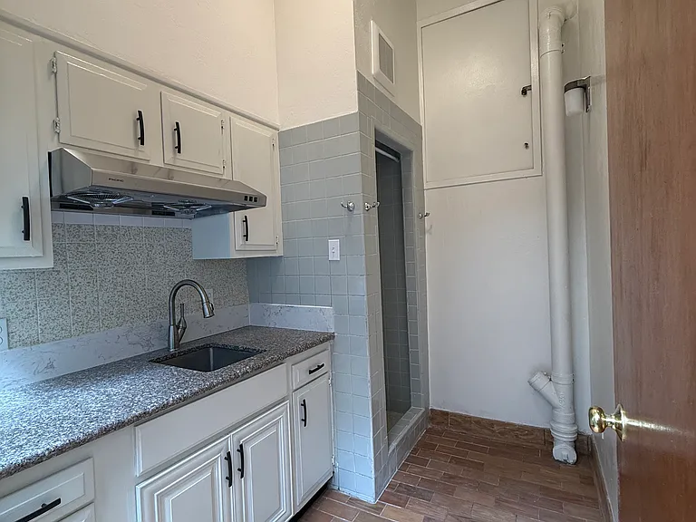 1525 Powell St — Photo 2