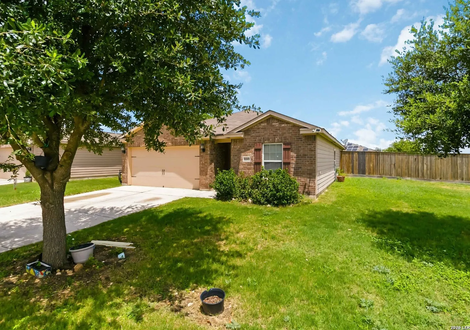 Beautiful 3-Bedroom, Single Story Home In Luckey Ranch — Photo 2