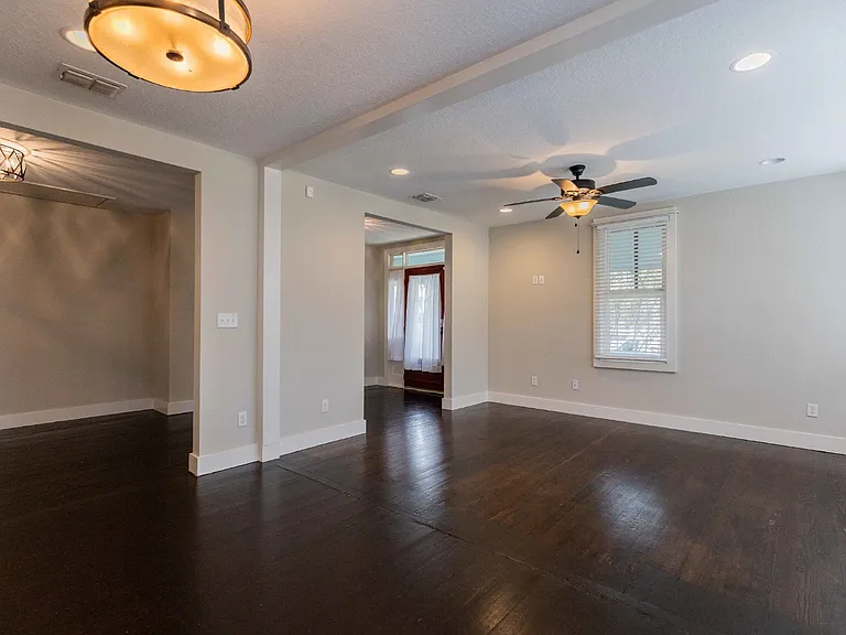 1121 E Crockett St — Photo 8