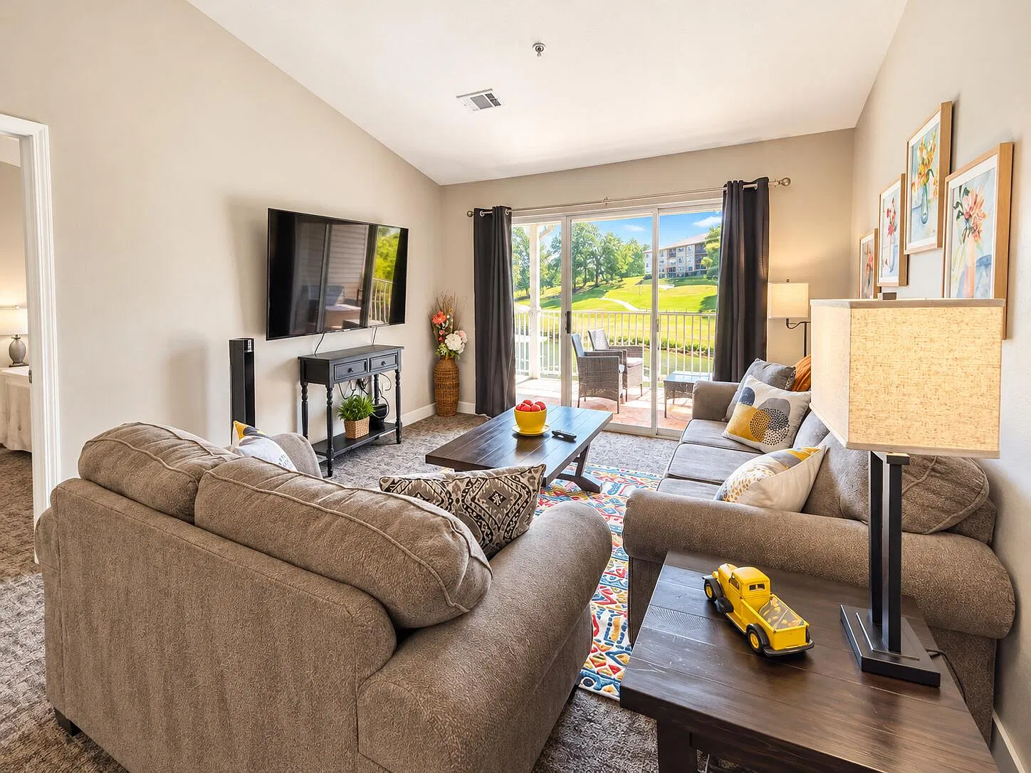 2 bed, 2.0 bath, 913 sqft, $1,575 — Photo 2