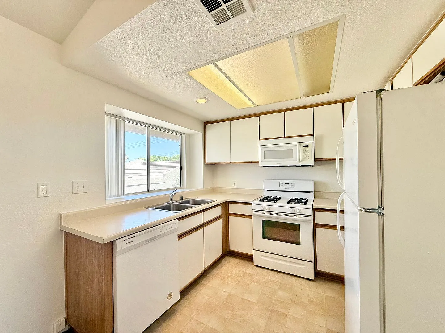 Available Now !! 2 Bedroom 2 Bathroom Apartment In Bermuda Dunes! Move In Special! Half Off One M... — Photo 4