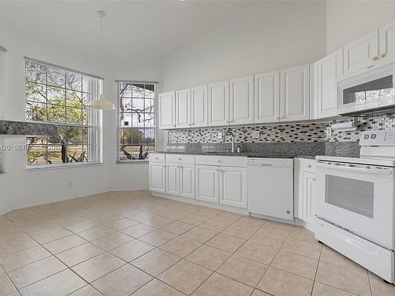 4th image of 7501 S Aragon Blvd Unit 4