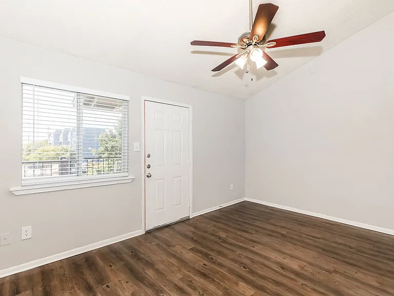 Lamar Place Apartments — Photo 19