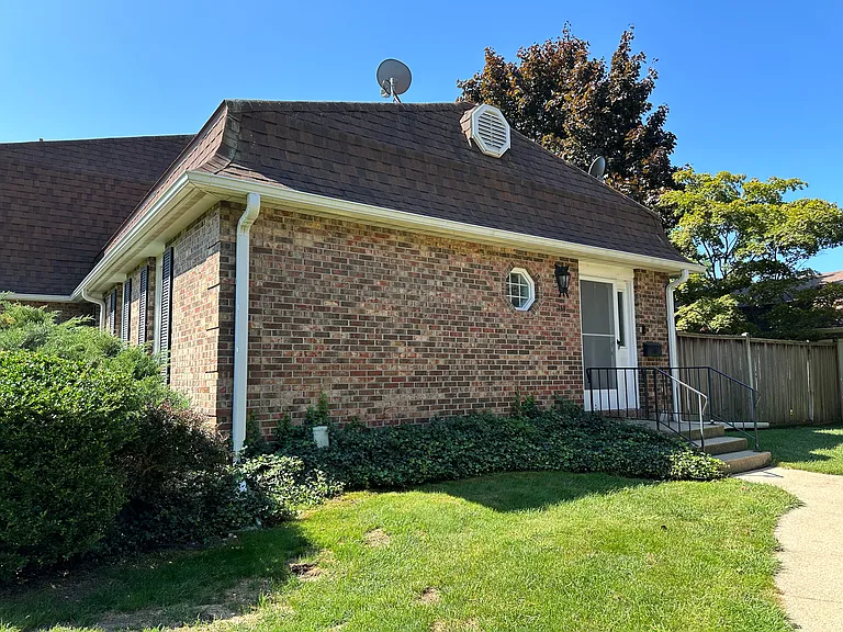 2511 Dover Ln — Photo 1