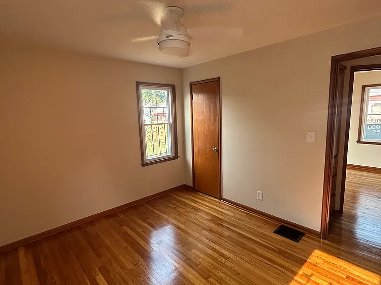 467 E Jeffrey Pl — Photo 10
