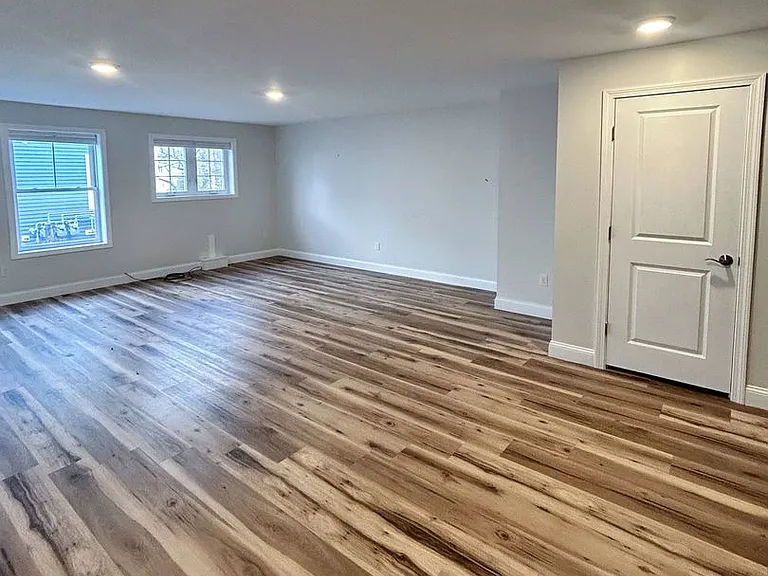 376 Colchester Ave — Photo 8