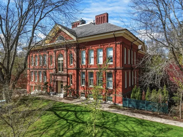 35 New St S #402, Florence, MA 01062