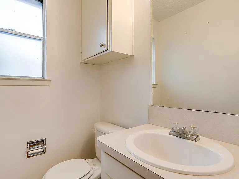 812 E Prairie View Rd — Photo 11