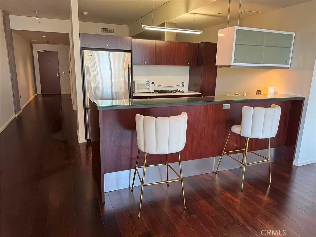 1 bed, 920 sqft, $2,900 — Photo 2