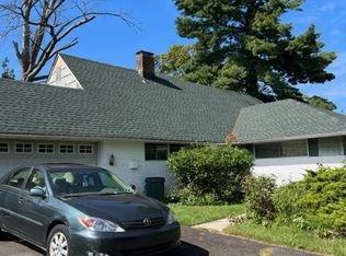 23 Sugarplum Rd, Levittown, PA 19056