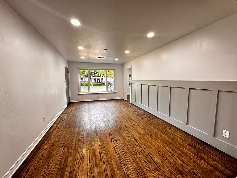 1117 W Symmes St — Photo 3