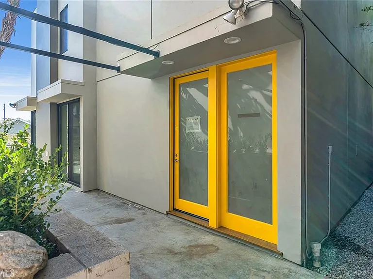 1531 Wellesley Ave — Photo 27