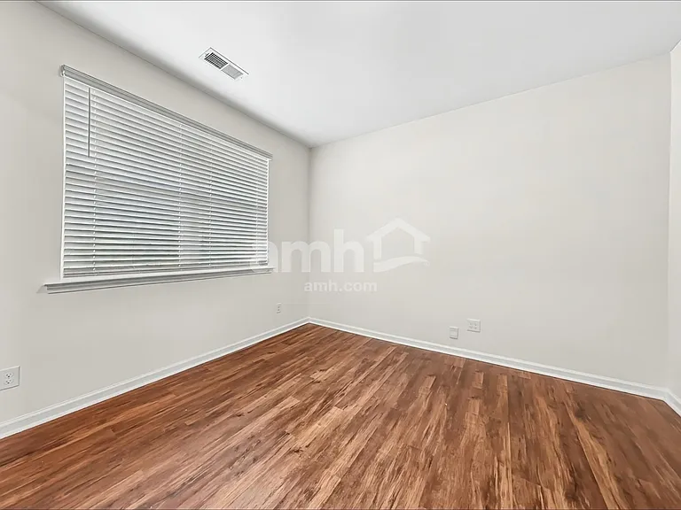 203 Bushwood Dr — Photo 5