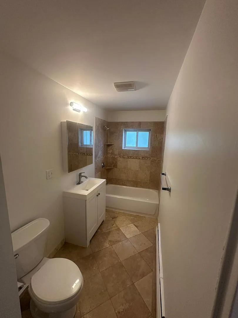No Fee! Huge and Sunny Apt near Cleveland Circle and T's! Heat and Hot Water Included! Cat Friendly! — Photo 3